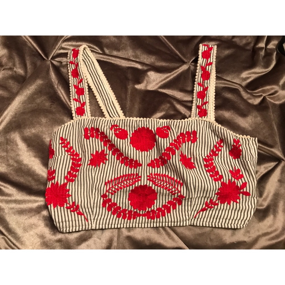 Cropped tank, red embroidery, no stretch